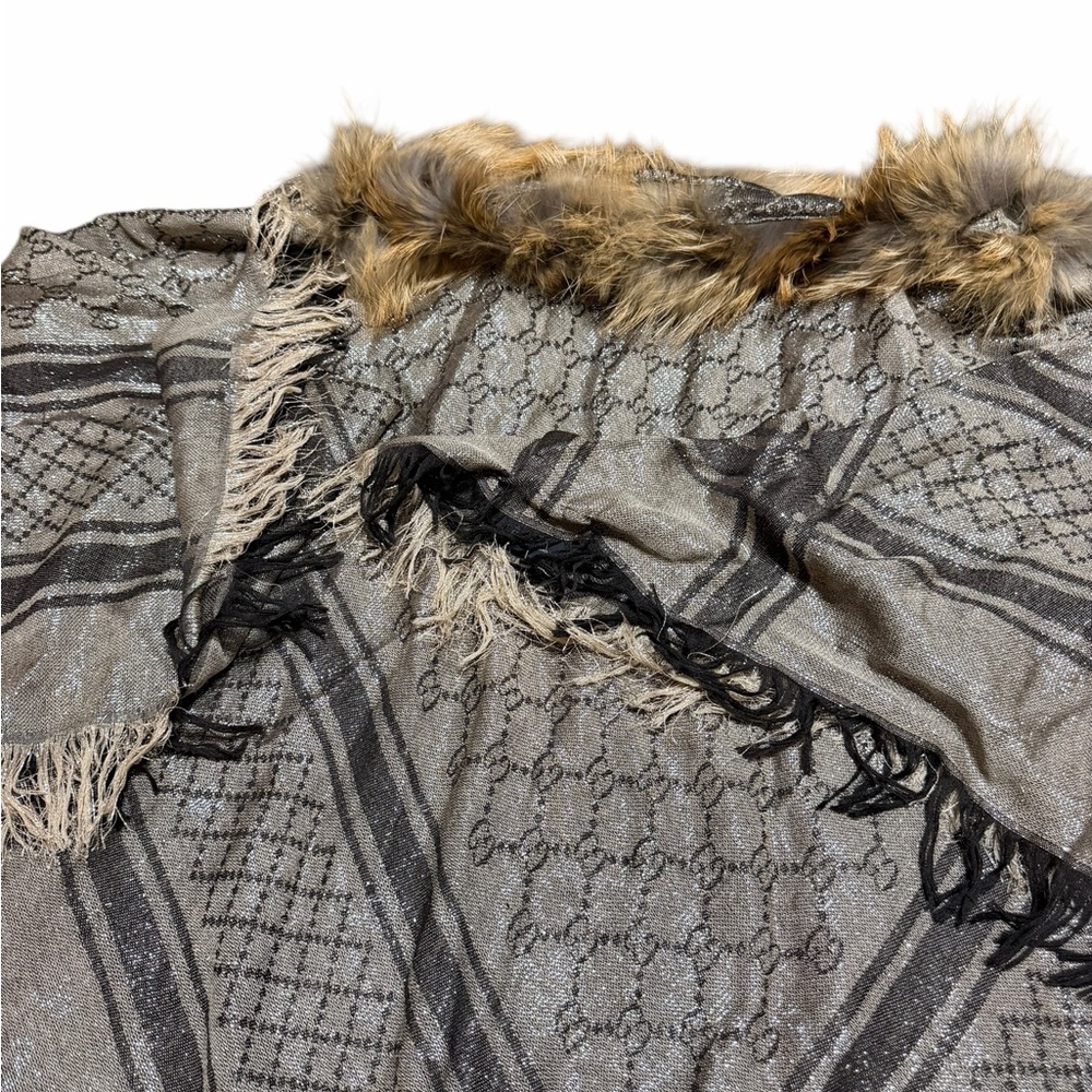 Authentic Gucci Brabd New and Never Worn Reversible Poncho with Fox Fur Trim - Picture 3 of 8